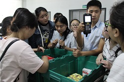 图1学生深入海棠医药公司实习.jpg